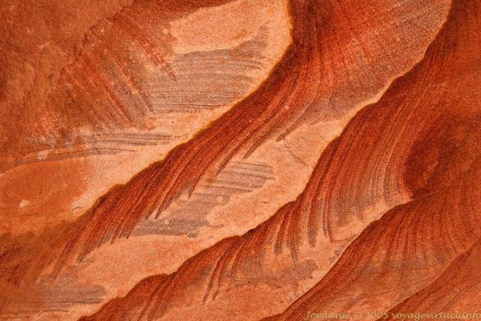 Pintura de la roca, piedra arenisca Wadi Al-Farasa, Petra - Jordania