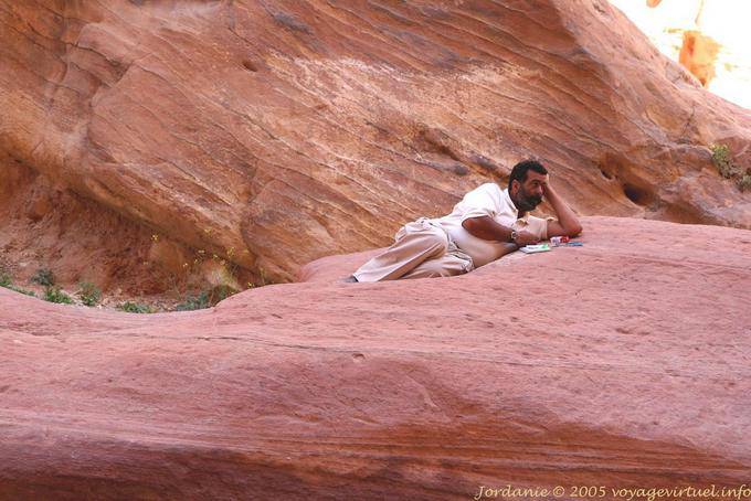 Hombre sentado en Wadi El Farasah, Petra - Jordania