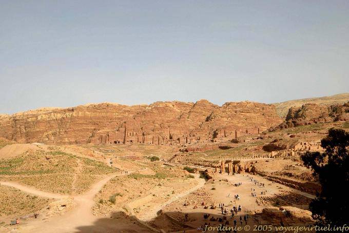 Vista de la ciudad baja y el Museo Tumbas Reales dejando Wadi Al-Farasa, Petra - Jordania
