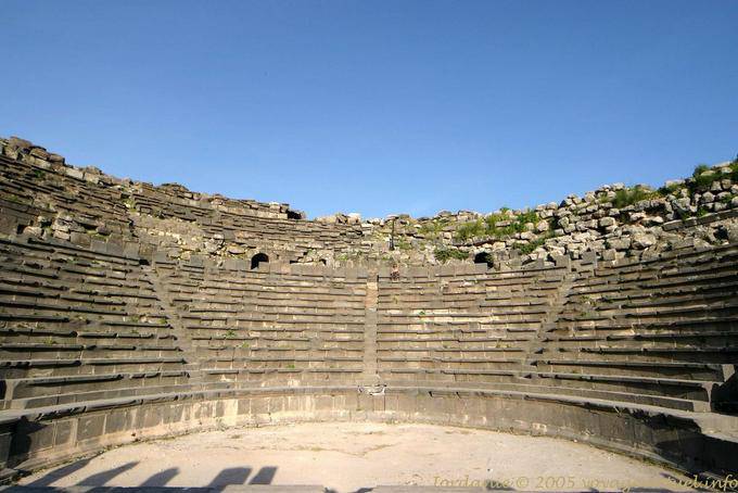 Teatro al oeste del sitio de Umm Qais (Gadara) - Jordania