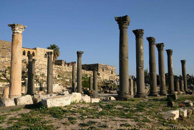Columnas corintias en la antigua Gadara, Umm Qais - Jordania