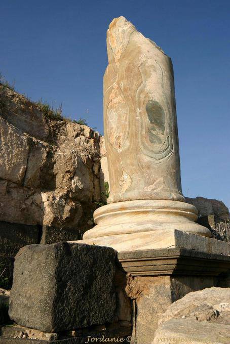 Mármol de una columna truncada, antigua Gadara, Umm Qais - Jordania