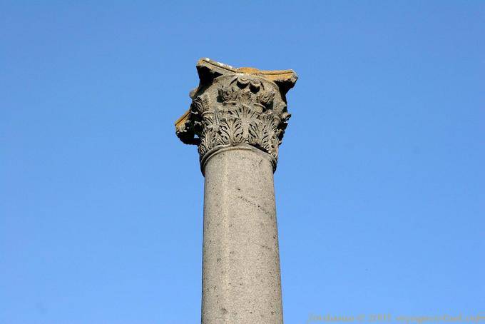Close-up en la parte superior de una columna de basalto Umm Qays - Jordania