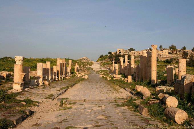 La calle de este a oeste empedrado de basalto, Gadara, Umm Qays - Jordania