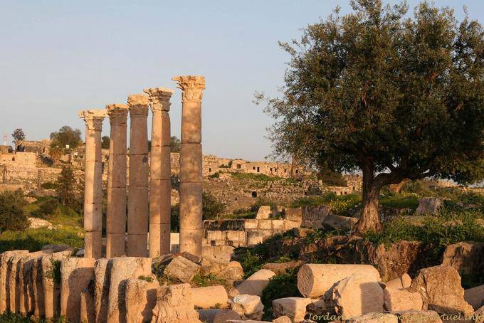 El Santuario de la ruta este-oeste, Gadara, Umm Qays - Jordania