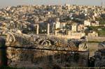 Tumba Sarcófago en la ciudadela con vistas al Jebel al-Qalaa, Amman, Jordania.