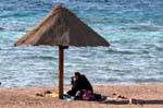 Sombra deportado en la playa, Aqaba, Jordania.