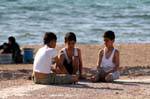 Los niños juegan en la playa, Aqaba, Jordania.