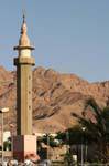 Mezquita Minarete integrada en el paisaje, Aqaba, Jordania.
