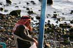Jordan pensativo a la orilla del agua, Aqaba, Jordania.