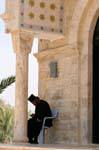Sacerdote ortodoxo leyendo a la sombra, Qasr el Yehud, Jordania.