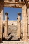 Entrada a la Catedral vista desde la puerta, Jerash, Jordania.