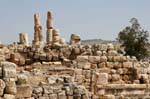 Columnas inestables y la reconstrucción de la pared, Jerash, Jordania.