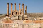 Frente al templo de Artemisa y sus columnas, Jerash, Jordania.