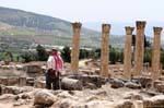 Hombre en kefieh admirando el paisaje, Jerash, Jordania.