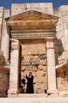 Hija de la historia en el teatro sur, Jerash, Jordania.