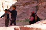 Beduina infancia, Deir Petra, Jordania.