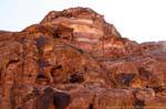 Desintegración rocas al atardecer, Petra Deir, Jordania.