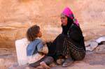 Discusión entre indígenas en el lugar a 800 pasos de Deir - Petra, Jordania.