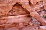 Desintegra la roca del acantilado, camino Petra Deir, Jordania.