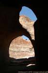Fragmento de teatro visto desde el interior de una tumba, Petra Khubta, Jordania.