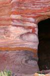 Pila de capas en la entrada a una tumba, Petra Khubta, Jordania.