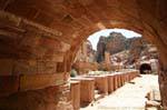 El paso en el teatro romano de Petra, Jordania.