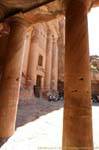 A lo largo del lado de la frente courtyard tumba de la urna, Petra Khubta, Jordania.