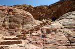 Pasos de piedra que conduce a la señal, Petra Khubta, Jordania.
