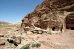 A lo largo de los acantilados de El Khoubta, Petra, Jordania.