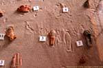 Los fragmentos de esculturas exhibidas en la arena de Petra Ciudad Baja, Jordania.