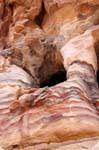 Agujero en rosa y piedra arenisca amarilla, Petra Ciudad Baja, Jordania.