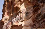 Strata y erosión en el acantilado, Petra Ciudad Baja, Jordania.