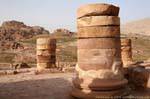 Losas de piedra que forman la columna Petra Ciudad Baja, Jordania.
