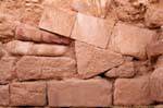 Piedras composición que forma una pared del templo, Petra Ciudad Baja, Jordania.
