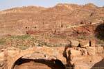 Conjunto de tumbas reales por encima de restos, Petra Ciudad Baja, Jordania.
