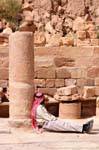 Siesta a la sombra de una columna, Petra Ciudad Baja, Jordania.