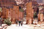 El arco monumental sobre el Cardo Maximus, Petra Ciudad Baja, Jordania.