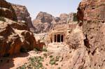 El templo del jardín y el valle de Wadi Al-Farasa, Petra, Jordania.