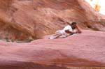 Hombre sentado en Wadi El Farasah, Petra, Jordania.