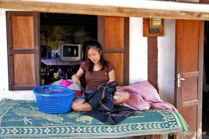 Delante de la costurera de su casa, Ban Xanhai, Laos