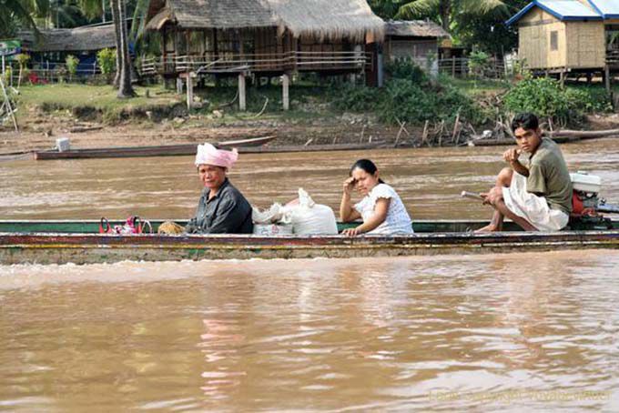Transporte en el río, Det Island, Laos