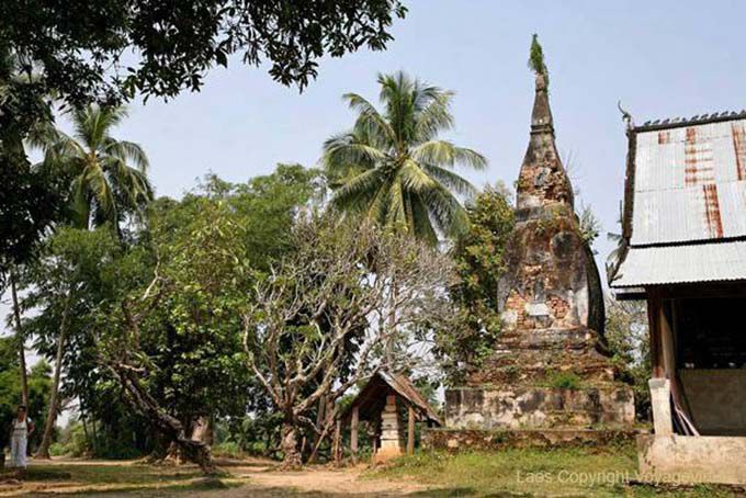 Antiguo estupa lado de Wat Khon Tai, Khone Island, Laos