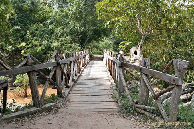Puente de madera en el camino de Li Phi cae, Khone Island, Laos