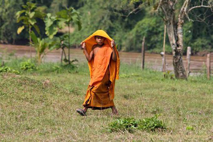 Don Khon, pequeño monje en vestido naranja, Laos