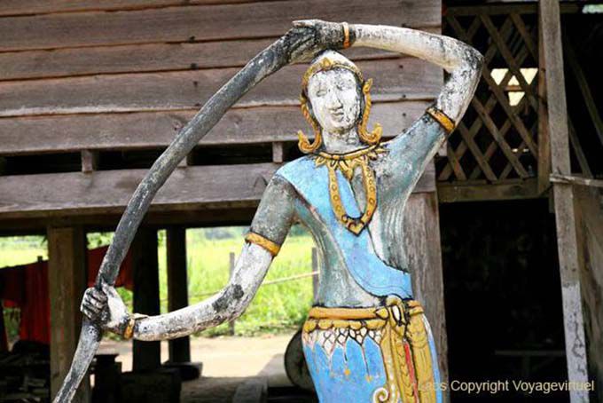 Estatua de madera en Wat Khon Tai, Khone Island, Laos