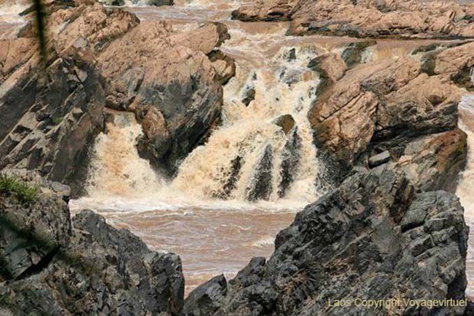En las rocas, cascada Somphamit Tai Li Phi, Laos
