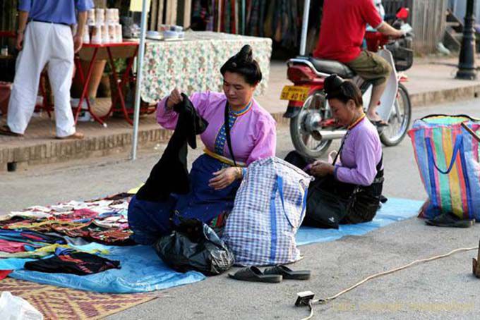 Traje tradicional de los vendedores ambulantes, de Luang Prabang, Laos