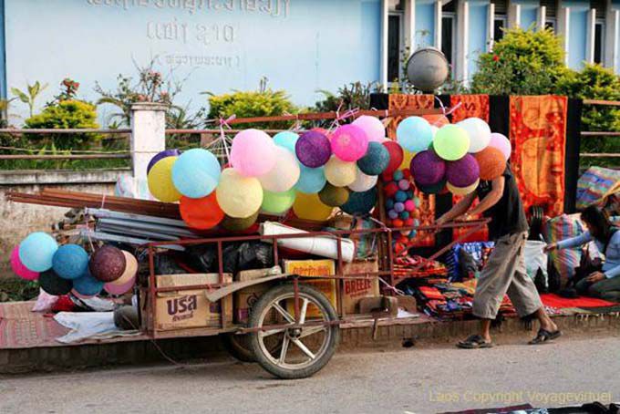 Charette vendedor de globos multicolores, Luang Prabang, Laos
