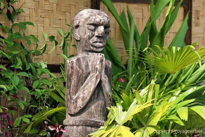 Estatua de madera en Wat Sene Soukharam, Luang Prabang, Laos